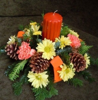 Flower Cottage Cortez autumn arrangement of pine cones and daisies